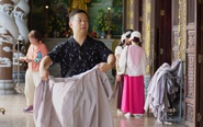 Khách mặc 'đồ xuyên thấu' đi chùa: Chỉ một chiếc chân váy, vì sao chùa Linh Ứng được khen?