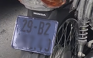 Chiêu 'xóa' biển số xe máy bằng decal tím có thể bị phạt đến 6 triệu đồng