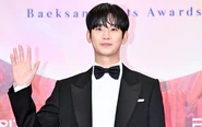 Kim Soo Hyun tái xuất mạnh mẽ