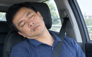 Ngủ lệch cổ trên ô tô, người đàn ông 40 tuổi bị đột quỵ