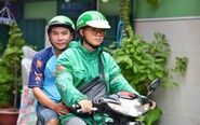 Chạy xe ôm kiếm tiền vì không có cha mẹ, HS giỏi thành phố, đậu Đại học Kinh tế TP.HCM