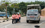 Quan sát thật kỹ, lùi xe thật chậm, có khi lùi từng cm để tránh điều đáng tiếc