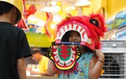 Hàng quán chi chục triệu đồng trang trí Trung thu, có nơi tặng lồng đèn miễn phí
