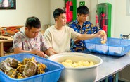 Câu chuyện bữa cơm giữa biển khơi và những người lính giữ chặt nồi canh
