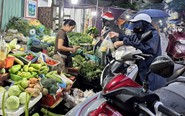 Giá cả đầu ngày: Mưa liên tục khiến giá rau củ tăng mạnh; xoài miền Tây được giá, heo hơi lên 60.000 đồng/kg