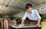 Nam sinh bán bánh mì thuê chăm ngoại và nuôi em đã đậu Đại học Cần Thơ