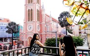 Ngồi cà phê, ngắm nhà thờ màu hồng, khu phố Tân Định, TP.HCM vào top 'chất nhất thế giới'