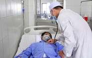 Ngã vào công trường, nam thanh niên bị 2 thanh sắt xuyên qua đùi, bụng