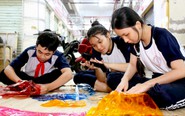 Làm lồng đèn, vẽ mặt nạ, trẻ rộn ràng phá cỗ đón Trung thu
