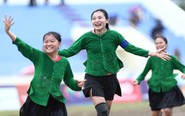 Phụ nữ dân tộc thiểu số mặc váy đá bóng sẽ vào Ngày hội văn hóa dân tộc Mông