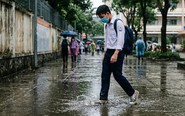 Mùa mưa vẫn buộc học sinh mang giày ba ta đi học, quy định cứng nhắc có làm học sinh giỏi hơn?