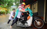 Học sinh phải mang giày ba ta mùa mưa: Có cần 'đồng phục hóa' đôi giày?