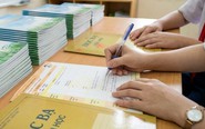 Giáo viên 'đuối' vì số hóa nửa vời: Làm số rồi vẫn phải làm giấy, nhìn màn hình nhiều hơn nhìn học sinh
