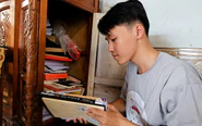 Bước chân đi khuyết tật, không cha và vắng mẹ, 3 lần HS giỏi tỉnh Quảng Trị, đậu ĐH Ngoại thương
