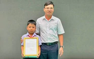 Trả lại túi đánh rơi, học sinh lớp 4 được khen thưởng ngay lễ khai giảng