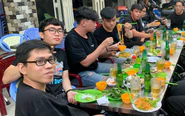 Tiệc tùng là chĩa máy chụp hình, quay phim người khác mà không hỏi ý kiến