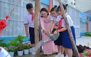 Cùng trồng cây tăng thêm mảng xanh cho trường học đầu năm học mới