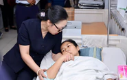 Cô giáo lao ra cứu bé 2 tuổi, bị xe tải cán qua hai chân