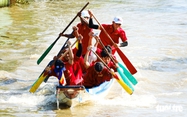 Composite boat race draws crowds in southern Vietnam