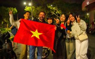 Crowds, including foreign tourists, flood Da Nang streets after Vietnam U23 win over S. Korea