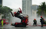 Super firefighting robot joins fire drill at 50-story Da Nang hotel