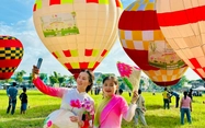 Paragliders, hot-air balloons, 2,000-women ‘ao dai’ parade draw crowds at Vietnam’s Dong Thap lotus festival