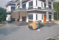 Con gái bật cười khi thấy phụ huynh lấy lá che xe ô tô