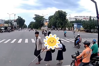 Ấm lòng khoảnh khắc chàng trai giúp hai bé gái khiếm thị