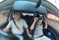 Thầy giáo cạn lời với cách cài dây an toàn của học viên