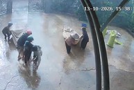 Bốn chàng trai khiến dân mạng ấm lòng giữa cơn mưa