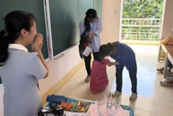 Khi học sinh quyết không để cô giáo bị thiệt thòi