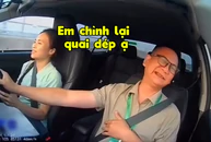 Thầy giáo hú hồn với học viên đang lái xe thì cúi đầu chỉnh quai dép