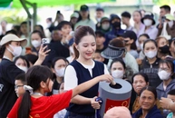 Hương Tràm trao tặng 1.000 phao cứu sinh khi trở về Nghệ An ghi hình 'Mái ấm gia đình Việt'