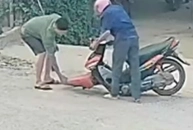 Người đàn ông say rượu liên tục 'vồ ếch' khi chạy xe máy