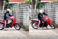 Chàng trai suýt bị rắn khủng cắn vì tưởng dễ ăn