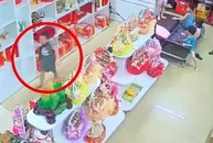Mẹ nhanh trí cứu con trai bị hóc dị vật