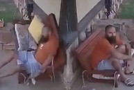 Thanh niên chán không buồn nói vì chiếc xích đu 'hết giờ sử dụng'