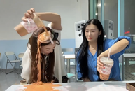 Cô nàng khóc thét khi đu trend xoay ly với bạn