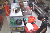 Cô gái cười sảng khi thấy đồng nghiệp vồ ếch
