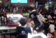 Thanh niên ngã dập mông vì pha ăn mừng quá trớn