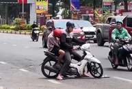 Video hài nhất tuần qua: Hai thanh niên bị 'mất kết nối' giữa đường