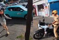 Em bé chào đời trên taxi được CSGT hỗ trợ kịp thời