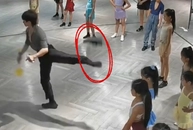 Thầy giáo nhiệt tình thị phạm cho học viên nhưng chiếc giày thì không thích ở yên