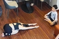 Thấy mẹ tập yoga, con trai liền có hành động muốn được làm 'hoàng thượng'