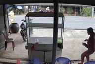 Chủ quán nghỉ bán sớm khi 'cái tủ được gió đẩy vào nhà'