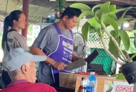 Chủ quán băm thịt như nghệ sĩ đánh trống
