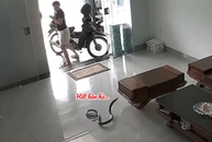 Cô gái hét toáng vì phát hiện có 'bé Na' ghé thăm nhà