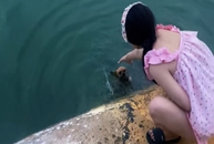 Chú chó khổ sở với cách giải cứu của cô chủ