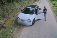 Nữ tài xế nhờ người lạ lùi xe hộ để nhường đường cho ô tô tải