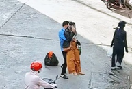 Chàng trai bế cô gái vào lề đường vì cản trở giao thông